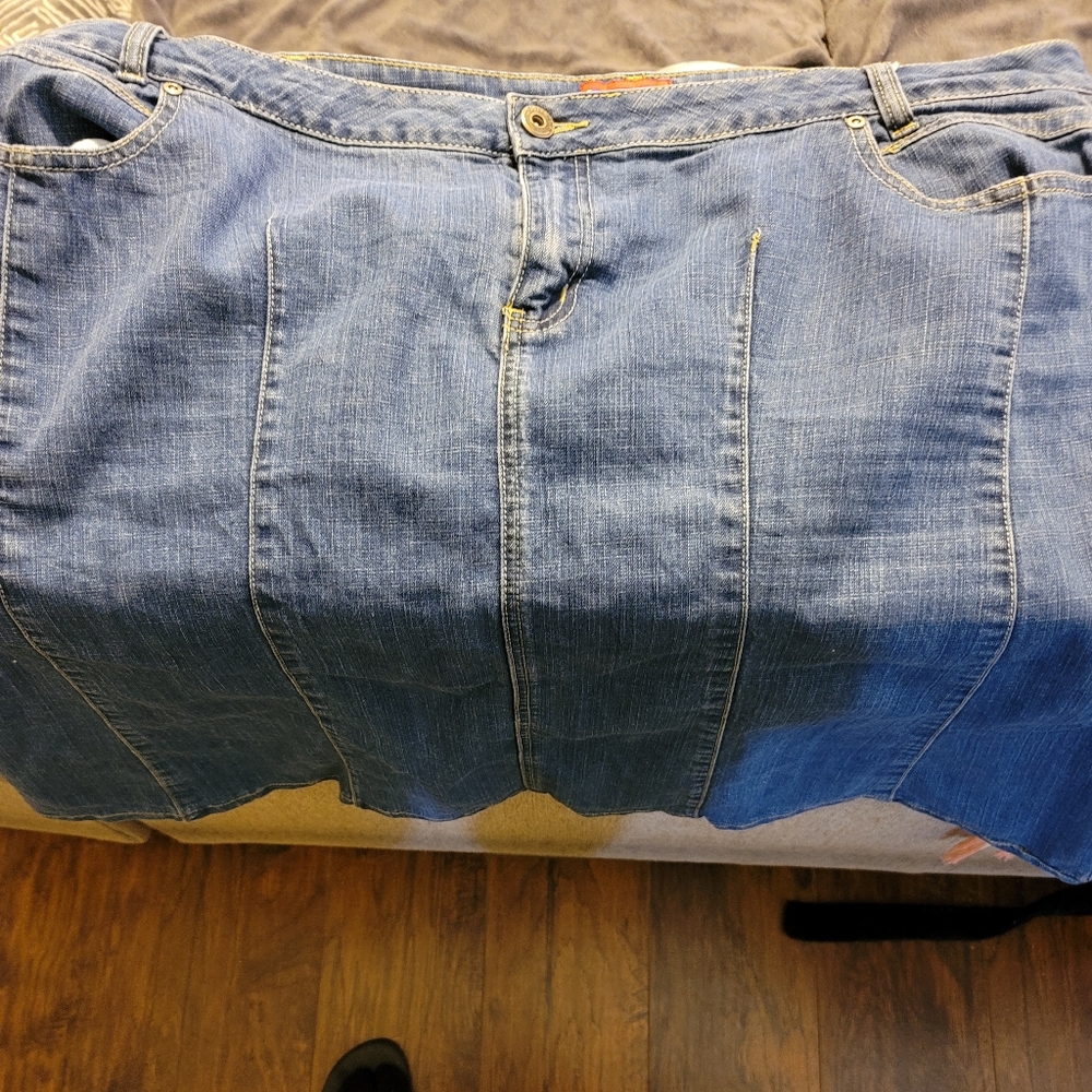 Westport jean skirt size 20w. EUC mid length. Medium denim